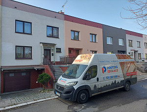 Zateplení řadového domku s pultovou střechou pomocí foukané izolace